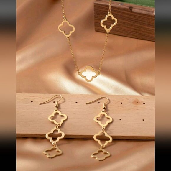 Gold Quatrefoil Clover Necklace & Earrings Set - Picture 4 of 6